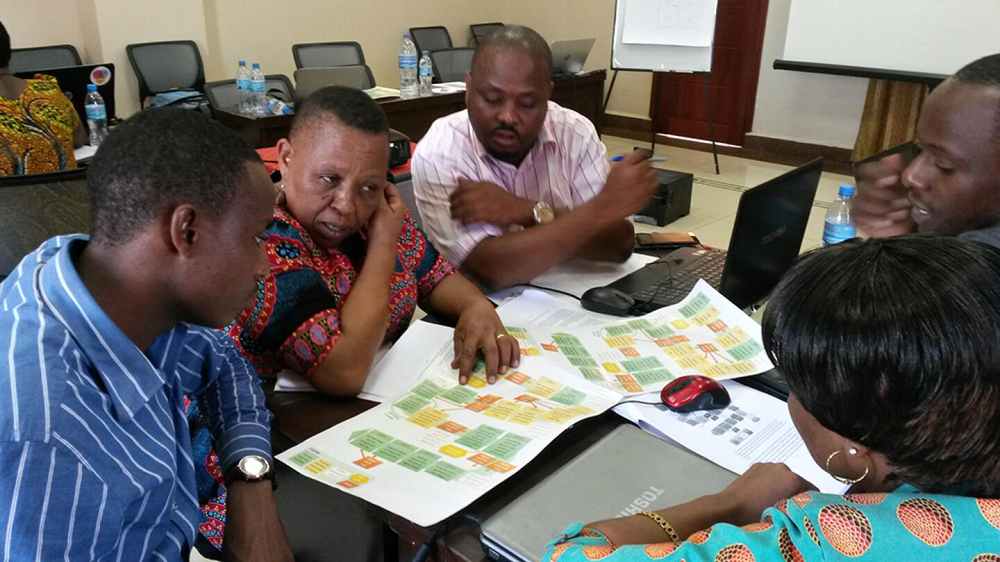 Tansanialaiset maankäytönsuunnittelun asiantuntijat kommentoivat maankäytön kartoitusmenetelmää työpajassa.