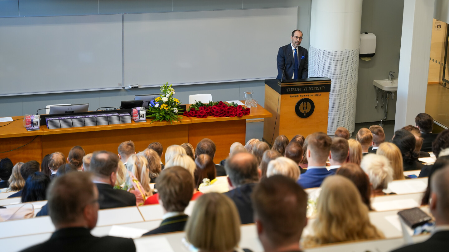 Tiedekunnan dekaani Jaakko Järvi piti puheen valmistuneille.