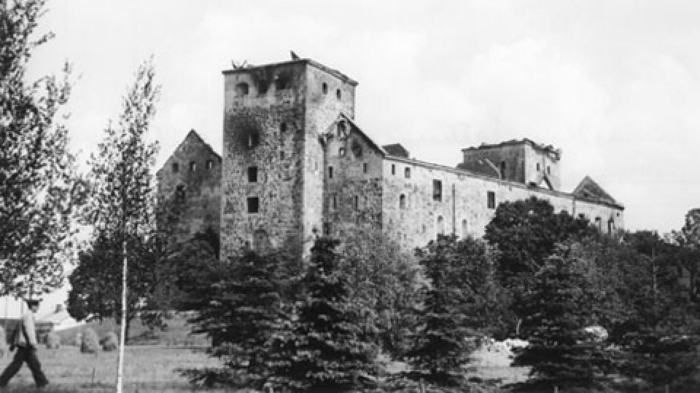 Turun linna jatkosodan alun pommitusten jälkeen 12. heinäkuuta 1941.