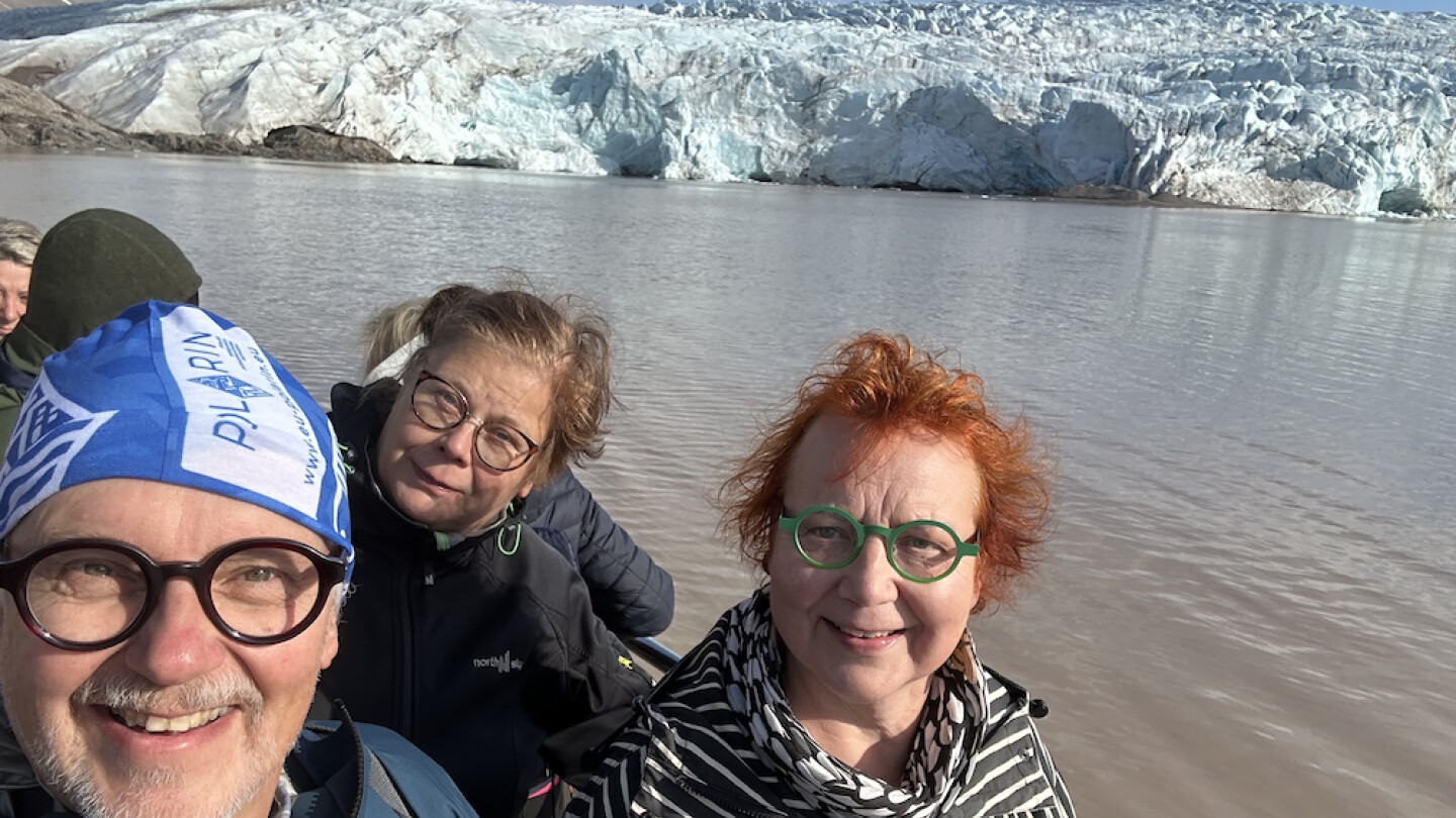 Tutkijat Kari Saikkonen, Riitta Nissinen ja Marjo Helander tutkimusmatkalla Huippuvuorilla