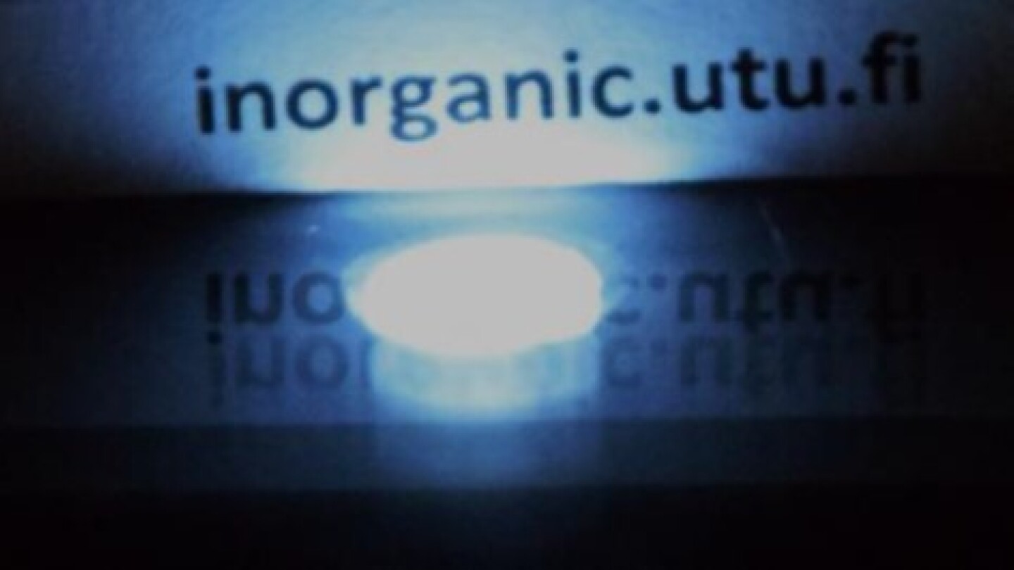 Sinisellä taustalla on valoa, joka syntyy valoa tuottavasta hakmaniittimateriaalista