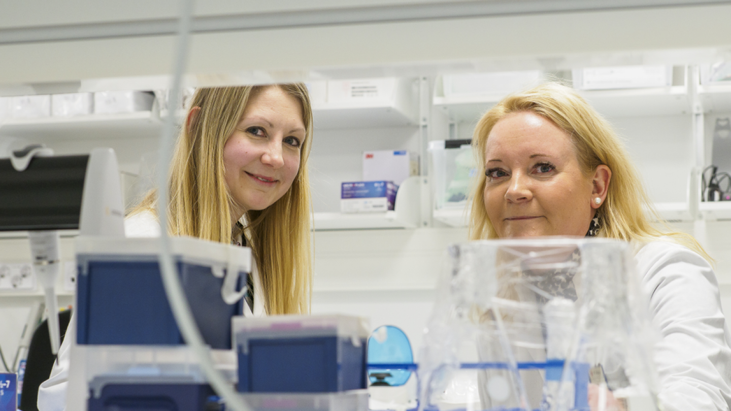 Researchers Pilvi Riihilä  and Pia Vihinen in their laboratory.