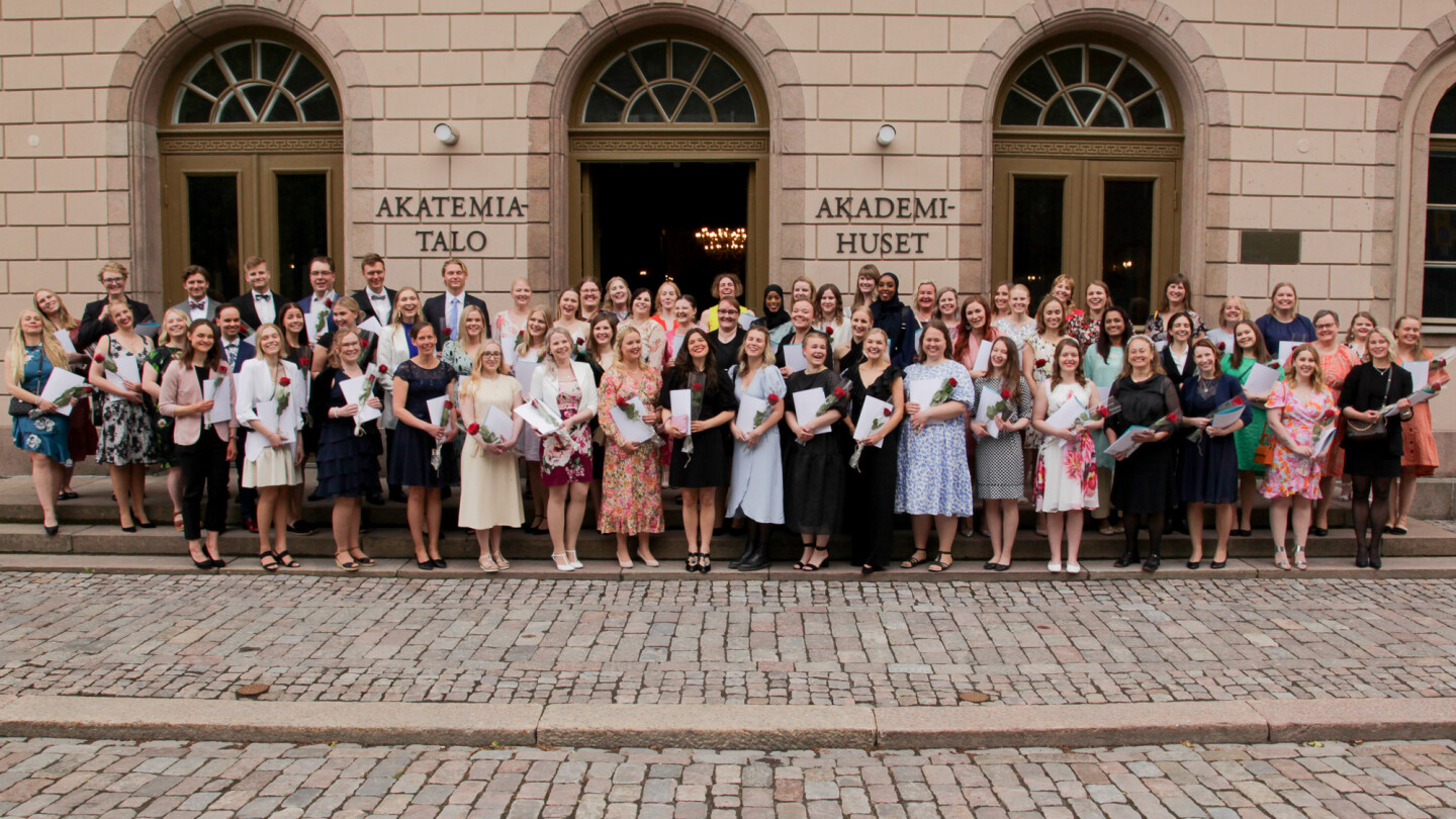 Akatemitalon edessä kaikki publiikkiin osallistuneet.