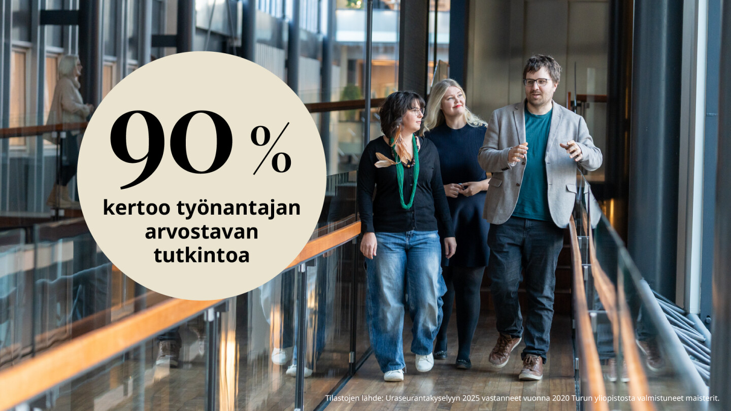 henkilöitä kävelemässä kuvassa teksti 90 % kertoo työnantajan arvostavan tutkintoa
