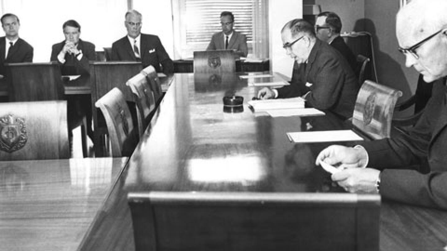 Yhteiskuntatieteellisen tiedekunnan juhlallinen käynnistämiskokous yliopiston hallintohuoneessa rehtorin johdolla.