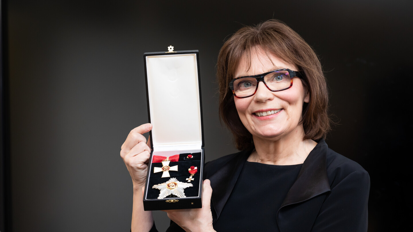 Eva-Mari Aro ritarikunnan komentajamerkki