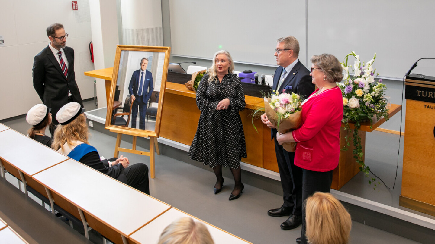 Rehtori Jukka Kolan Muotovalokuva Paljastettiin Juhlatilaisuudessa Rehtori Jukka Kolan Muotovalokuva Paljastettiin Juhlatilaisuudessa