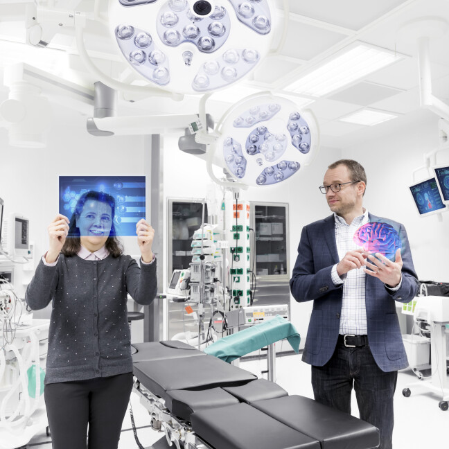 Sanna Salanterä ja Pasi Liljeberg tarkastelevat terveysteknologian ratkaisuja sairaalaympäristössä.