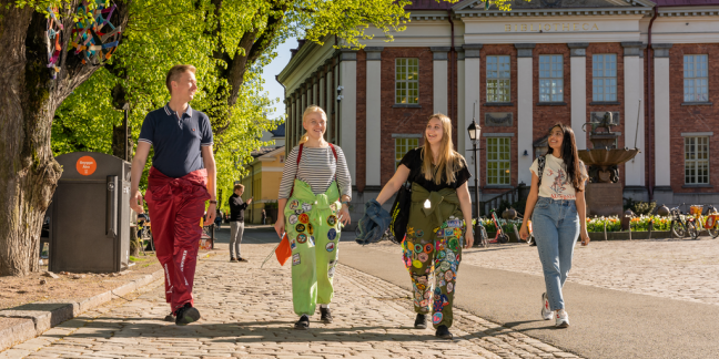 Neljä opiskelijaa kävelee Turussa vähätorilla.