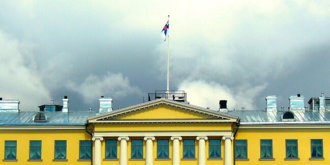 Presidentinlinna ja sen katolla presidentin lippu.
