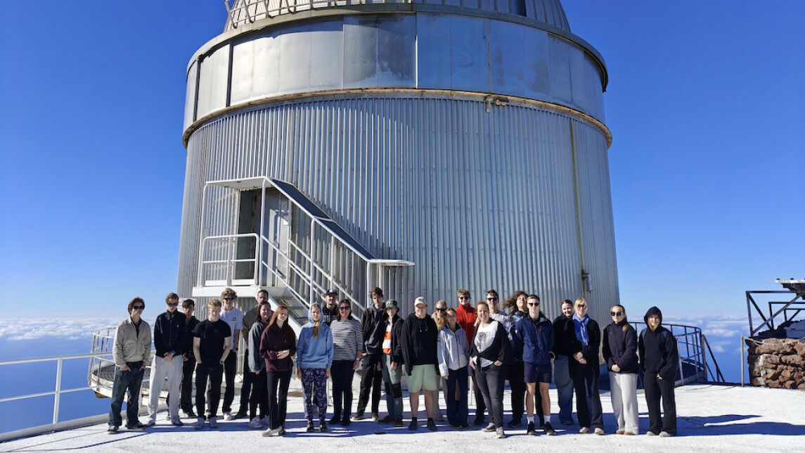 NOT-koulun lukiolaisia NOT-kaukoputken edessä Kanariansaarten korkeudessa