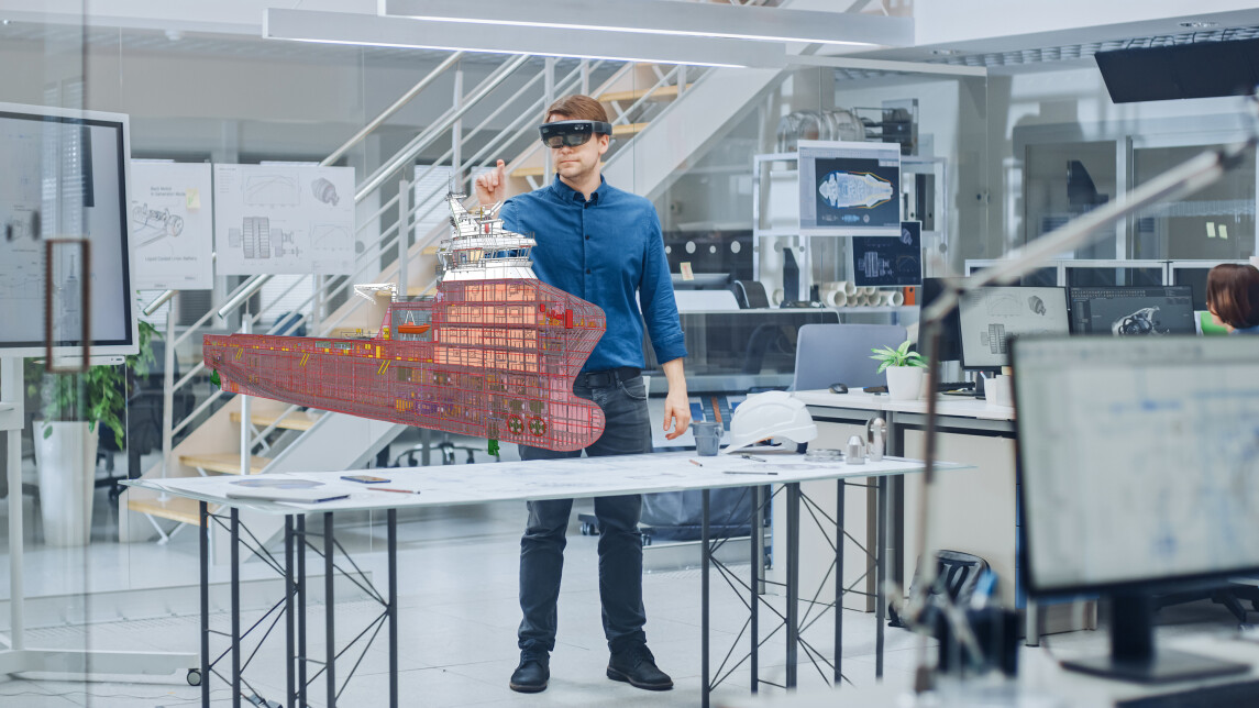 Mies käyttämässä VR-laseja laivanrakennustoimistossa.