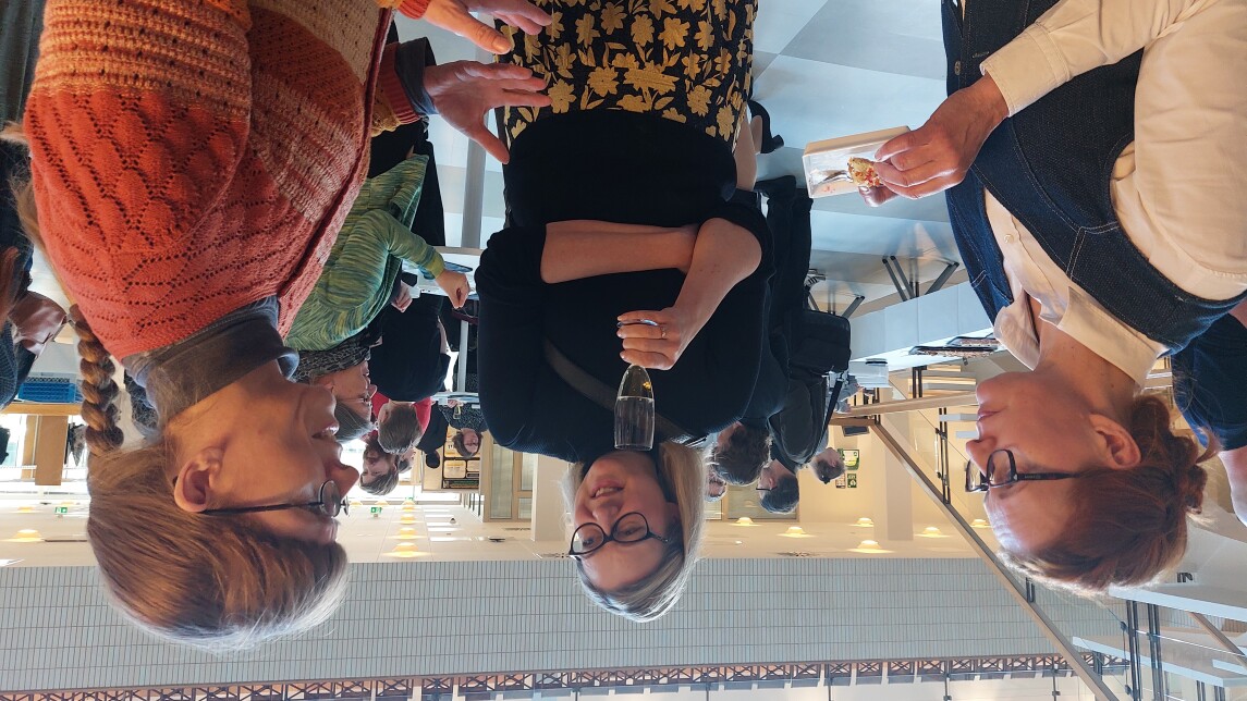 Kolme osallistujaa keskustelemassa verkostoitumistapahtumassa yliopistolla