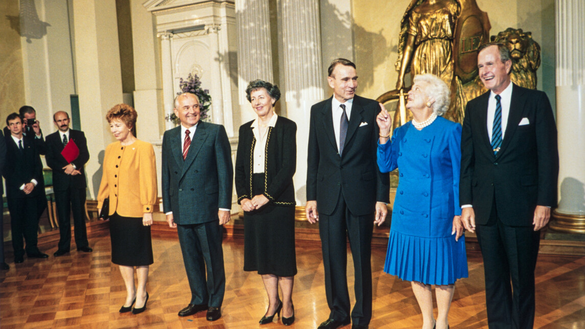 Presidentinlinnan suuressa salissa Neuvostoliiton johtaja Mihail Gorbatsov, Suomen presientti Mauno Koivisto ja Yhdyevaltain presidentti George Bush puolisoineen.