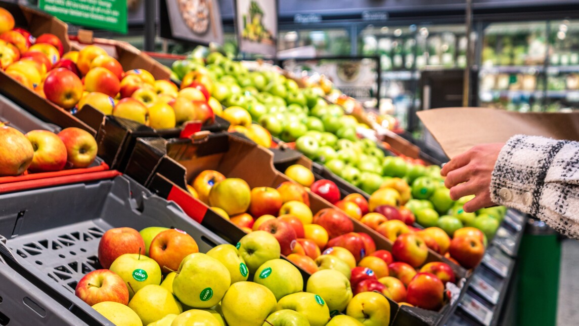 Kuva kaupan hedelmätiskistä.