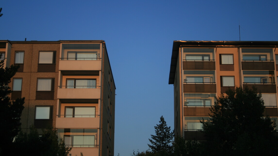 Turun Varissuolla kaksi kerrostaloa kuvattuna illalla