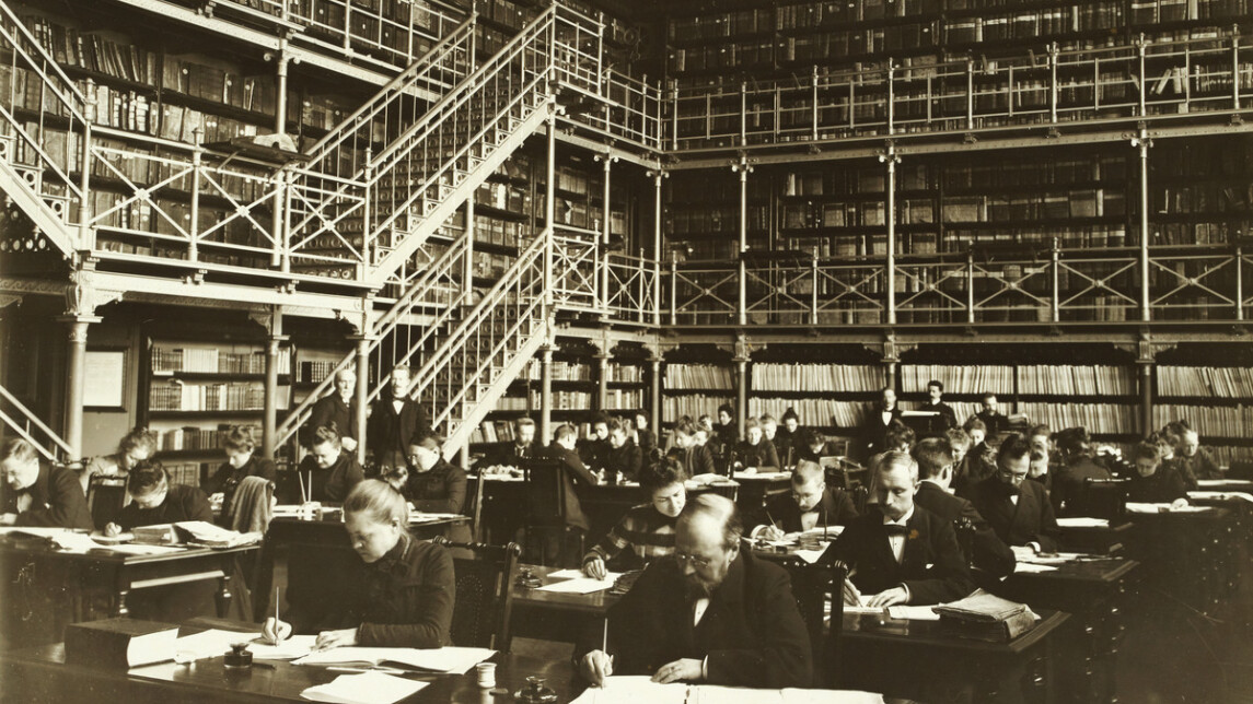 Valkovalokuva ihmisistä Valtionarkiston tutkijasalissa vuonna 1901