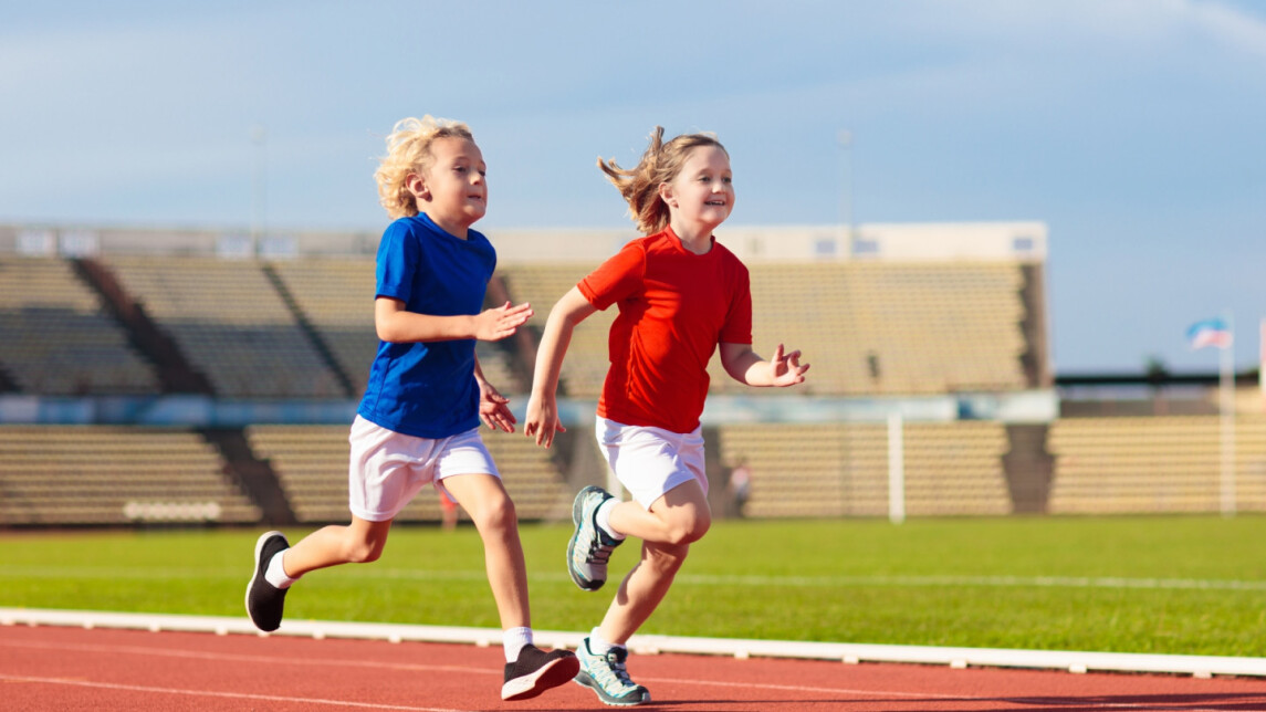 Lapset juoksevat juoksuradalla
