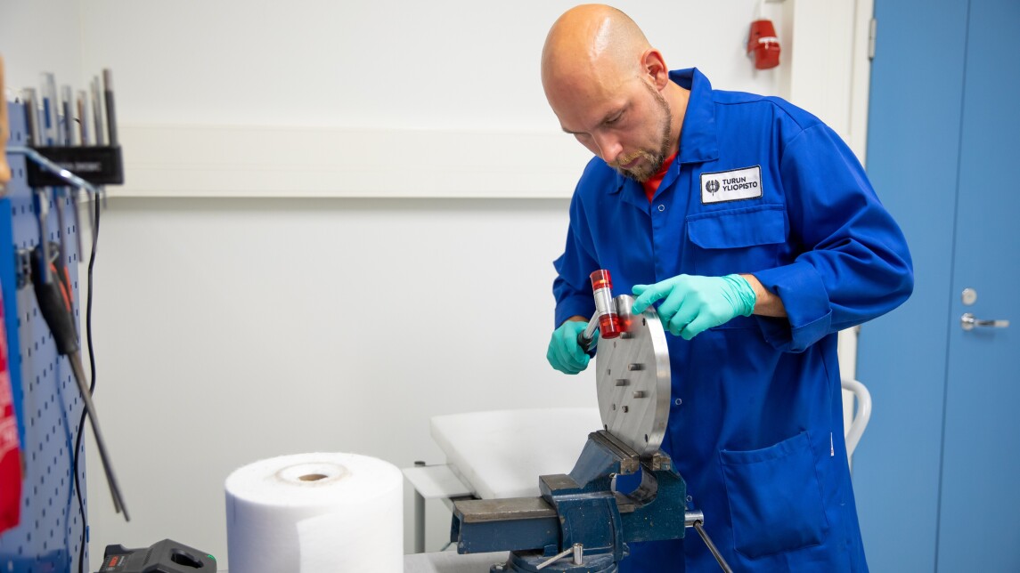 henkilö tekemässä 3d-tulostusta