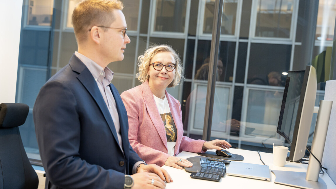 Matti Mäntymäki ja Jonna Järveläinen keskustelevat työpöydän ääressä.