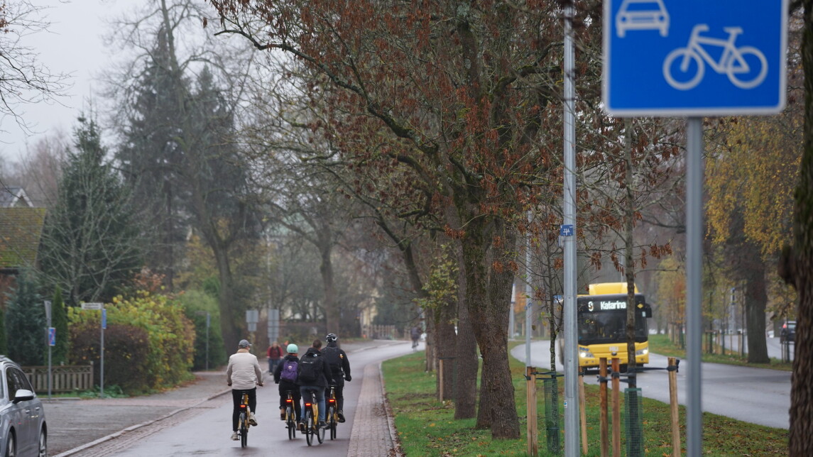 Pyöräilijöitä ja linja-auto Turussa.
