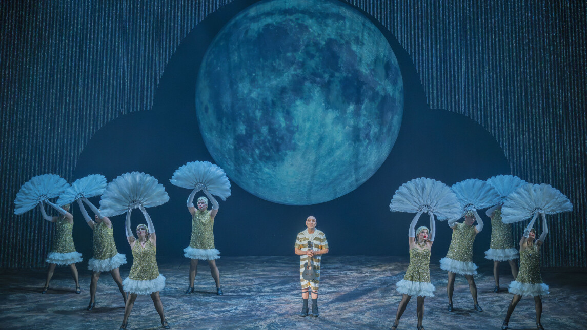 kuvituskuva addams family kaupunginteatterin lavalla