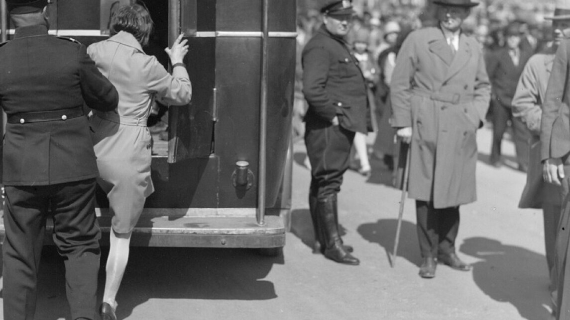 Naista ohjataan poliisiauton kyytiin kommunistien "punaisen päivän mielenosoituksessa" 1920-luvulla.