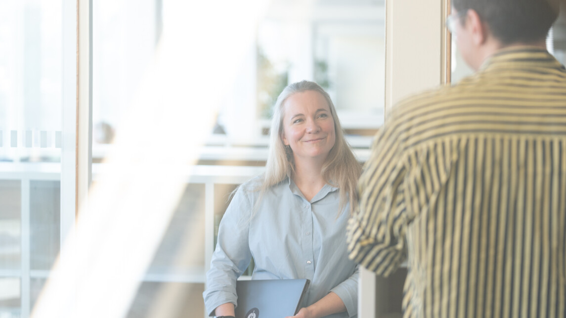 Henkilökuntaa kirjastossa