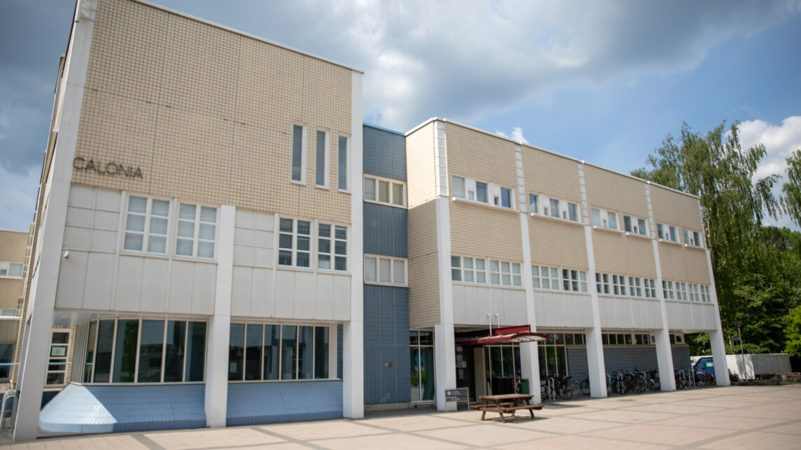 Calonia-rakennuksen edusta kesällä