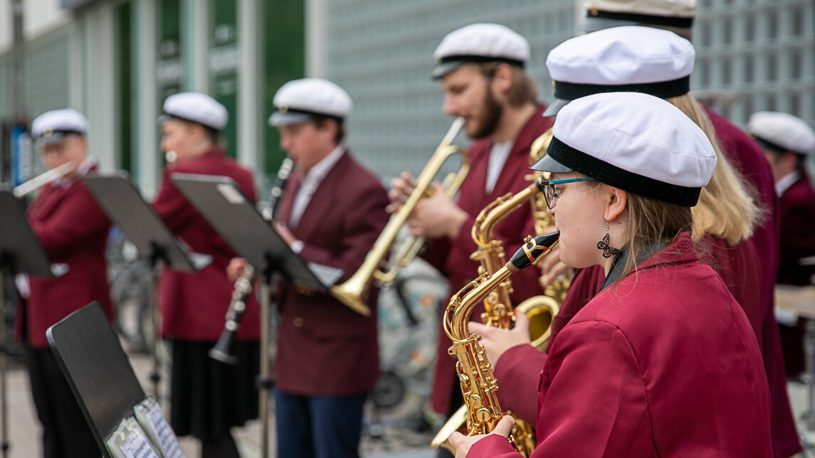  Sohon Torwet -yhtye esiintymässä Turun yliopiston avajaiskarnevaaleissa 8.9.2021