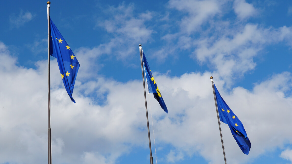 EU:n ja Turun kaupungin liput salossa