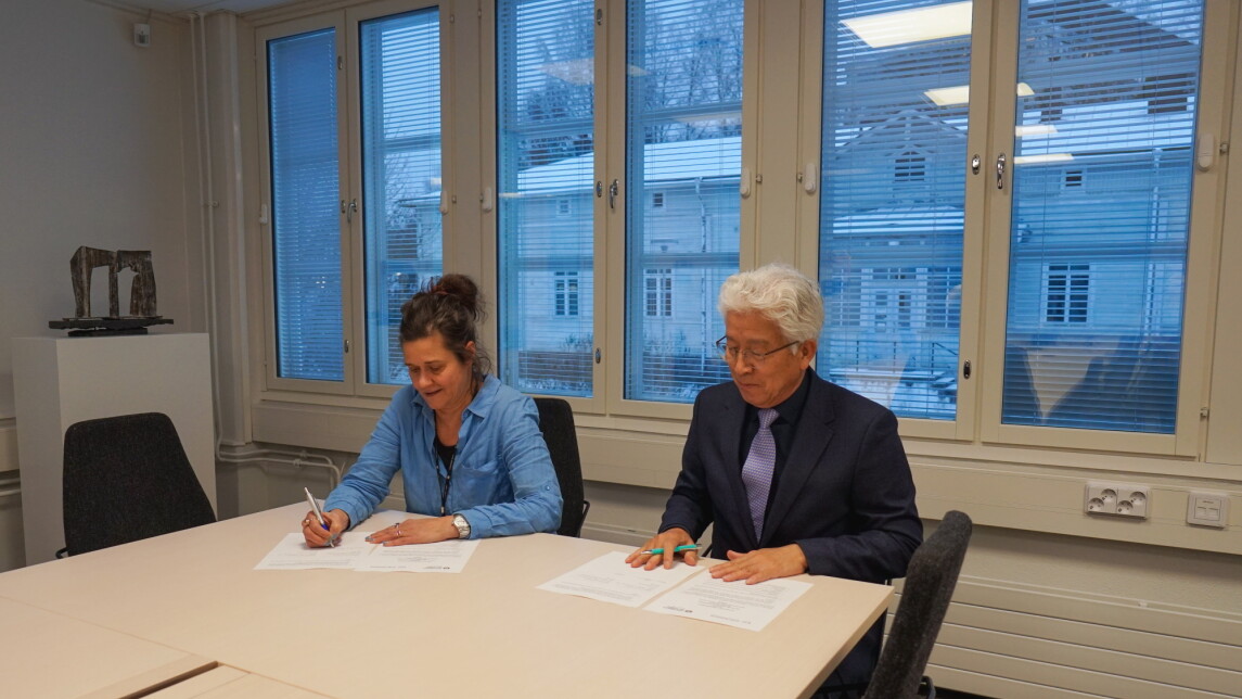Oikeustieteellisen tiedekunnan varadekaani Anne Alvesalo-Kuusi ja Korean Institute of Criminology and Justicen presidentti Tae-hoon Ha allekirjoittamassa yhteistyösopimusta