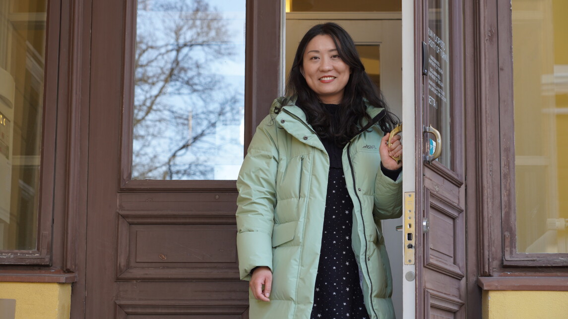 nainen seisoo avoimella ovella