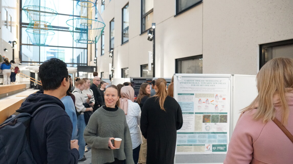 Opiskelijoita esittelemässä postereita