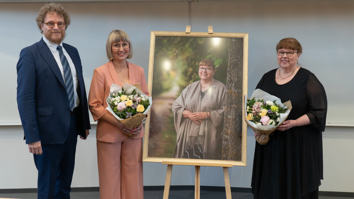 Riitta Suhosen muotovalokuva sekä hän, Tapio Salakoski ja Tanja Pohjanranta