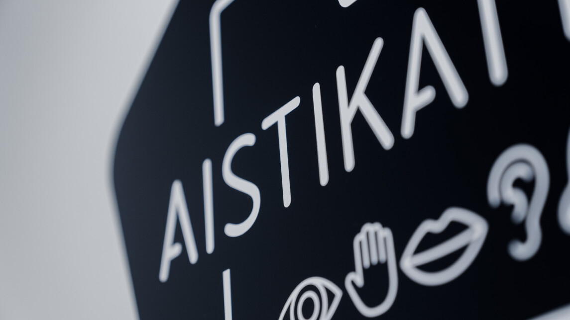 Lähikuva Aistikattilan logosta