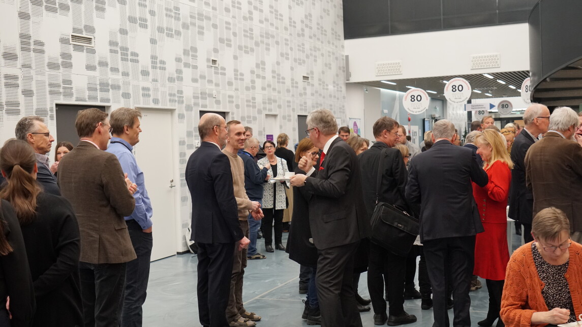 Ihmisiä kahvittelemassa Medisiinassa