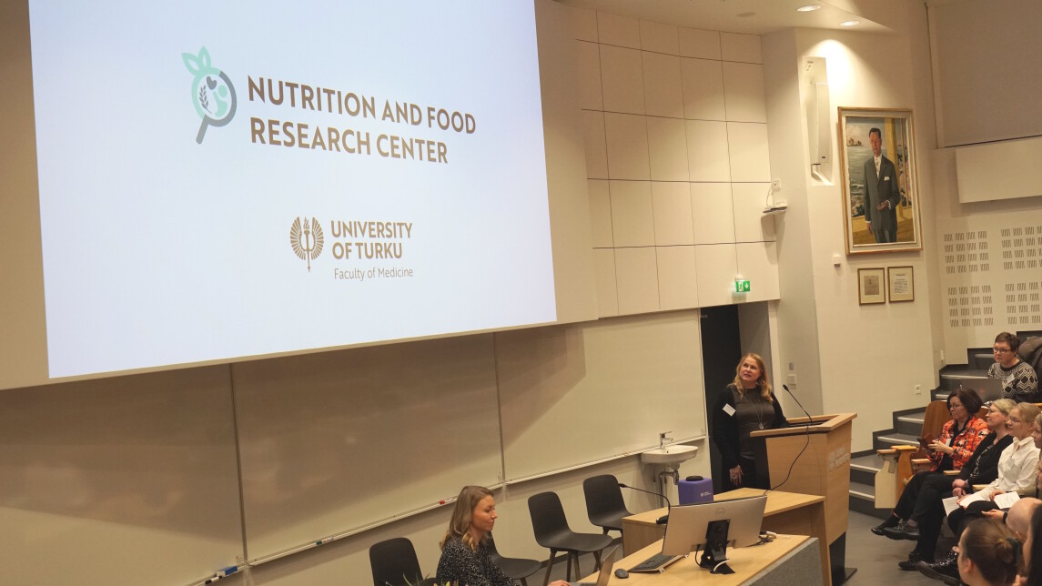 Ihmisiä seminaarisalissa