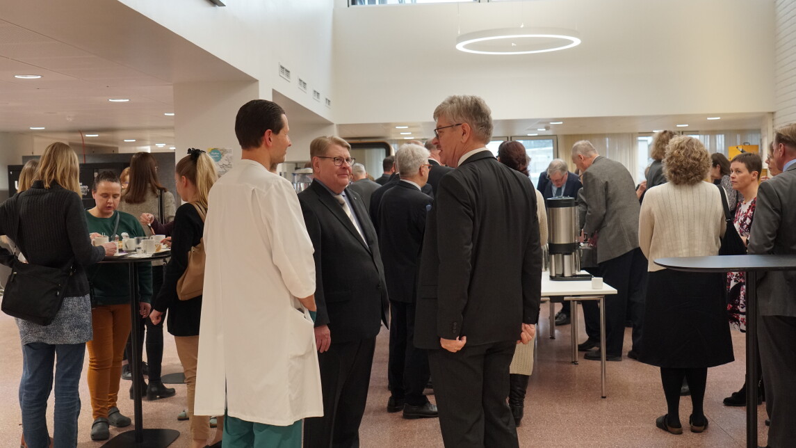 Ihmisiä kahvittelemassa Medisiinassa