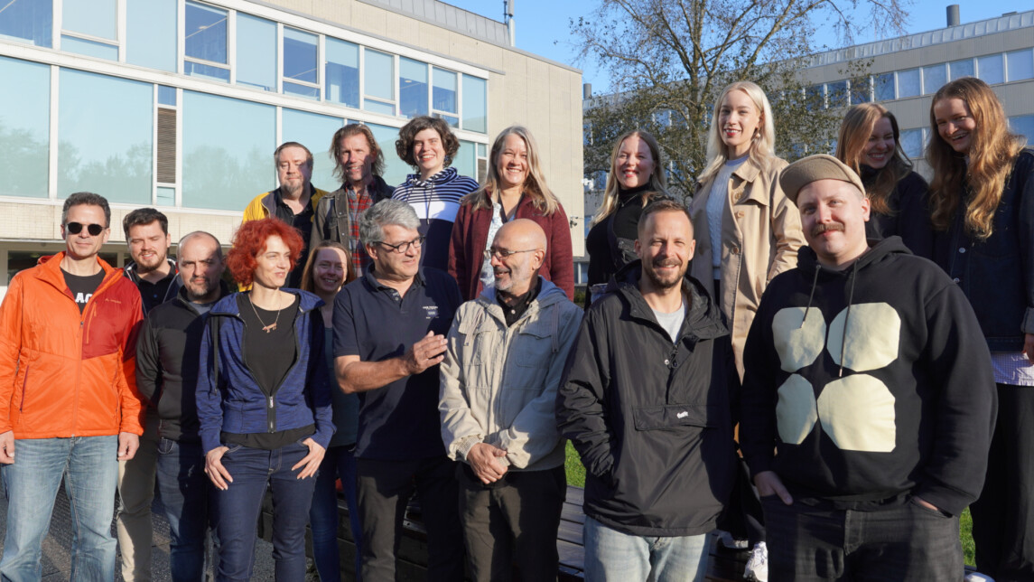 Ihmisiä seisomassa Yliopistonmäellä.