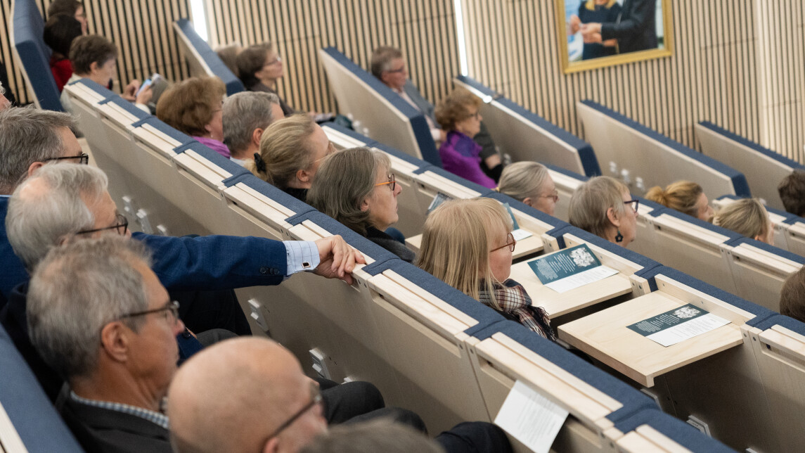 Ihmisiä kuuntelemassa luentosalissa