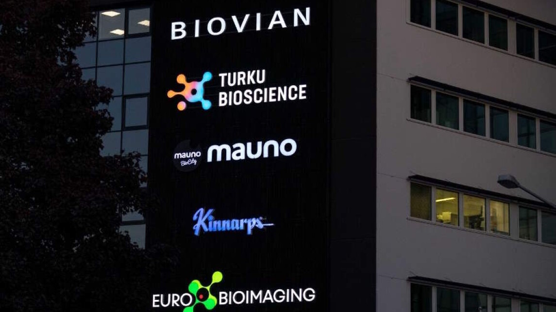 Pimeällä otettu kuva BioCityn seinän logoista, joissa myös Euro-BioImaging