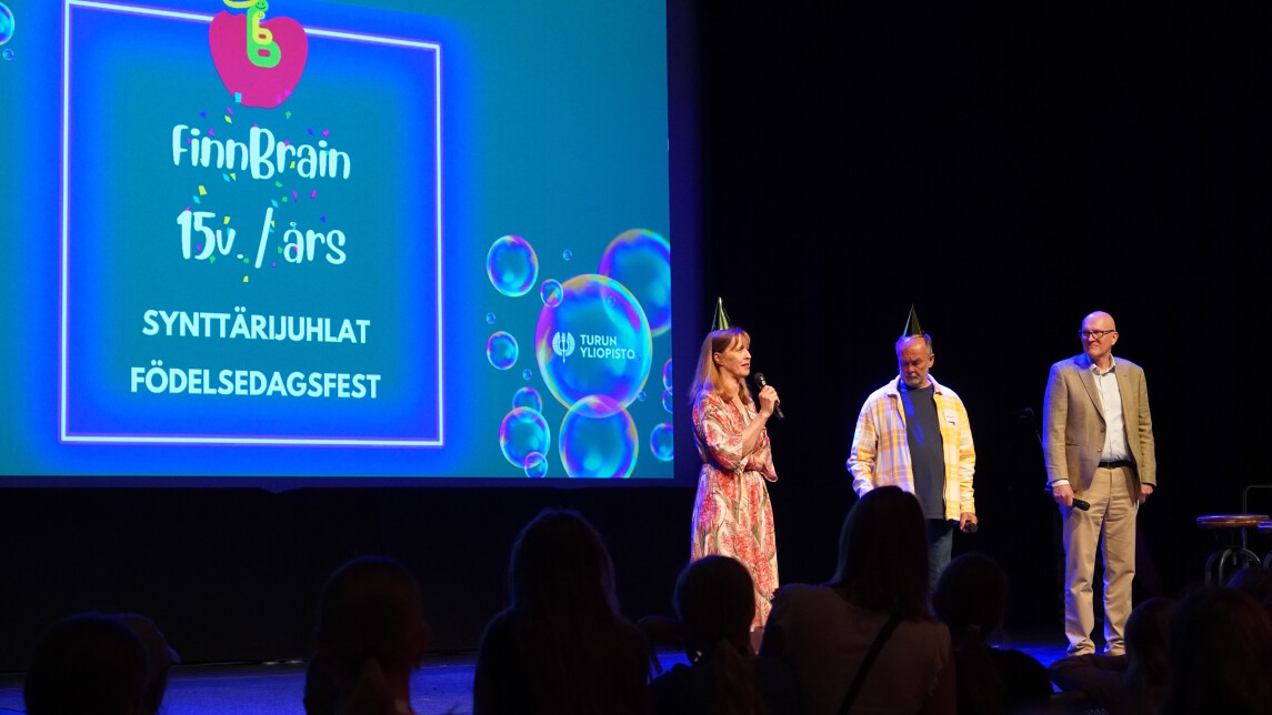 Linnea Karlsson, Hasse Karlsson ja Tony Jäntti FinnBrain kohorttitutkimuksen 15-v syntymäpäivillä.