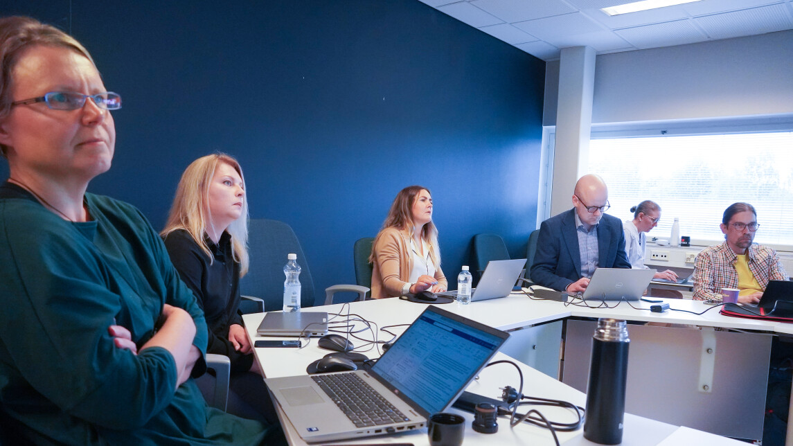 Tutkijoita neuvottelupöydän ääressä.