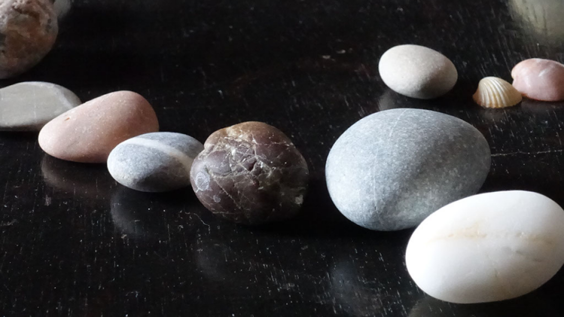 Kiviä tummalla alustalla ajatuskuplan muodossa.