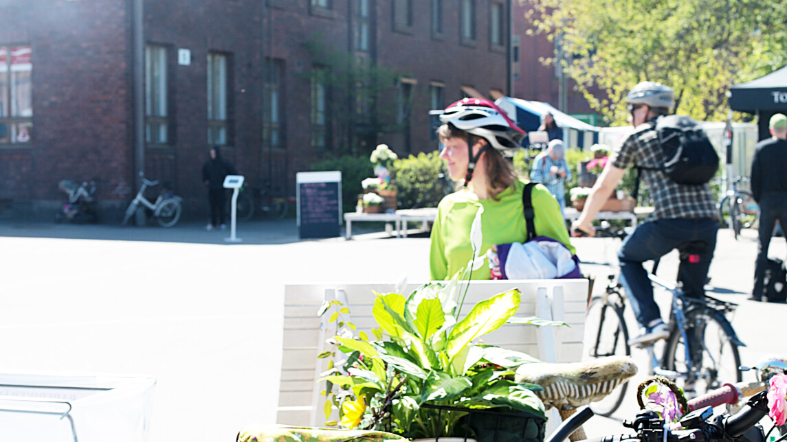 Pyöräilijöitä Helsingin keskustassa.