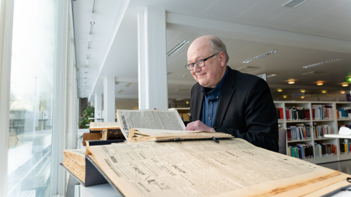 Henkilö selailemassa kulttuurihistoriallisia aineistoja