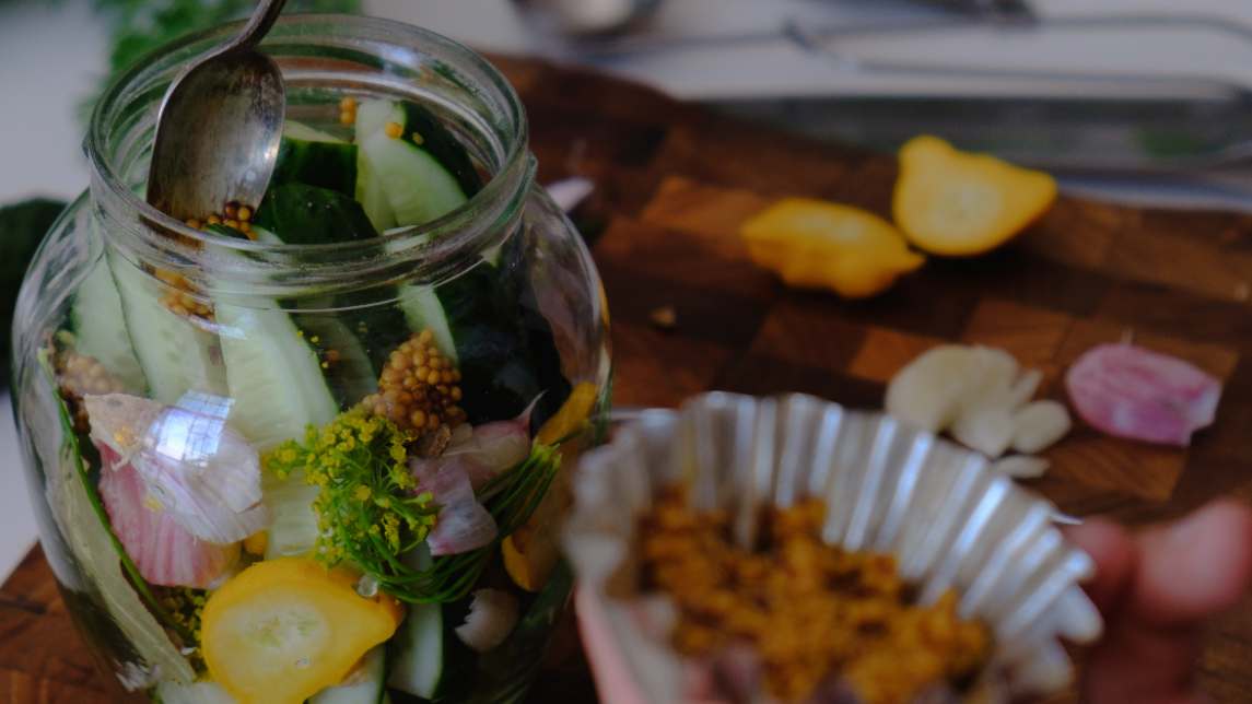 Vihanneksiä säilöttynä purkissa.