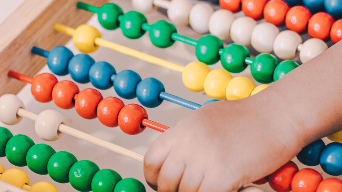 Lapsi leikkii helmitaululla
