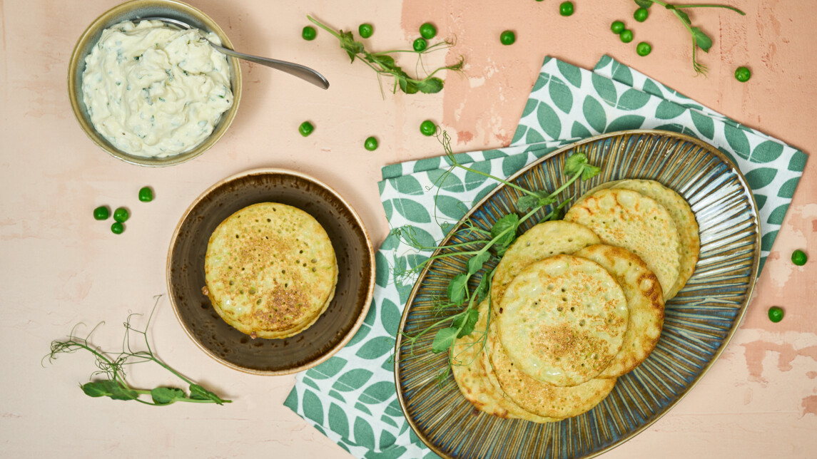 Herneitä ja lettuja pöydällä